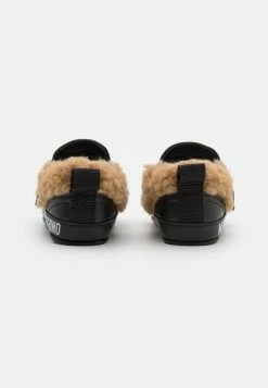 MOSCHINO NEWBORN STRAP TEDDY BEAR DETAILS UNISEX - First Shoes - Brown/black -MOSCHINO SHOP 074d27d3f5044e00905aa70d88a5b0b0