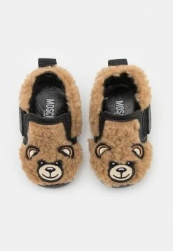 MOSCHINO NEWBORN STRAP TEDDY BEAR DETAILS UNISEX - First Shoes - Brown/black -MOSCHINO SHOP 0df312ac36a247c7a2931c32e715d7b8