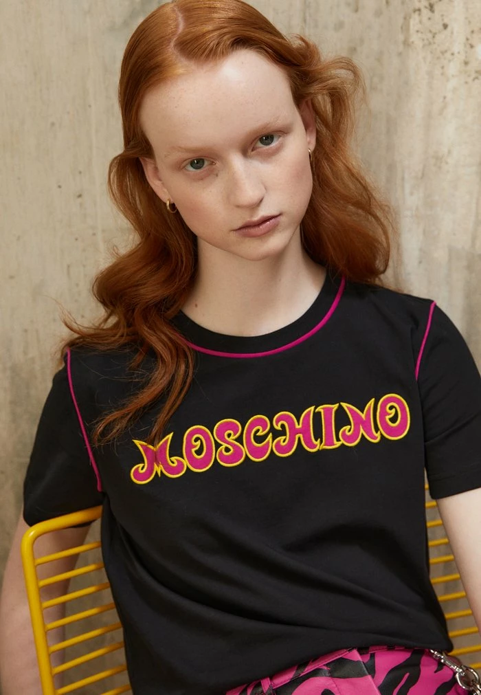 MOSCHINO EMBROIDERED SEASONAL - Print T-shirt - Black 3 MOSCHINO EMBROIDERED SEASONAL - Print T-shirt - Black - Image 3