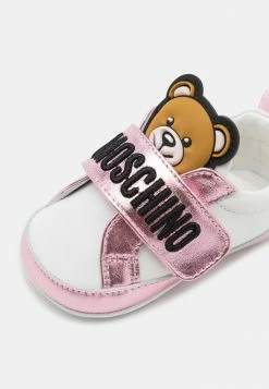 MOSCHINO NEWBORN STRAP TEDDY AND EMBROIDERED - First Shoes - White/pink -MOSCHINO SHOP 3192944b91cb42eb9d247446dd167afc