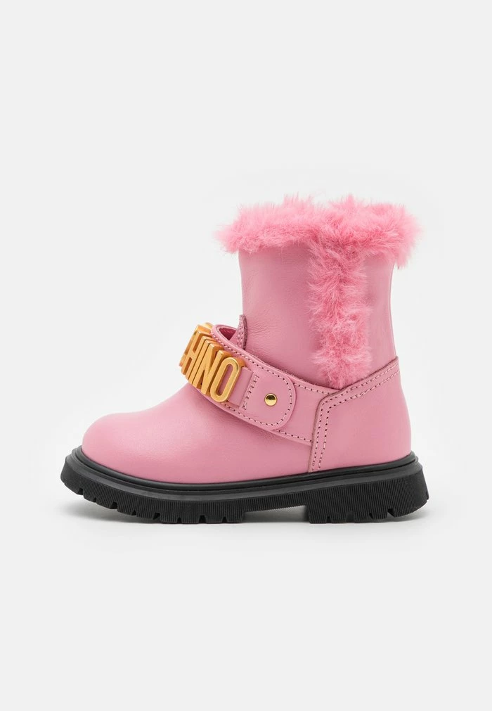 MOSCHINO ANKLE BOOTS LETTERING LOGO - Classic Ankle Boots - Pink 1 MOSCHINO ANKLE BOOTS LETTERING LOGO - Classic Ankle Boots - Pink