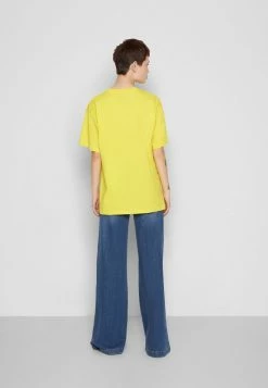 MOSCHINO INSTITUTIONAL LOGOS - Print T-shirt - Yellow -MOSCHINO SHOP 4a8ba3052501408cabb6a81f59dc40d6