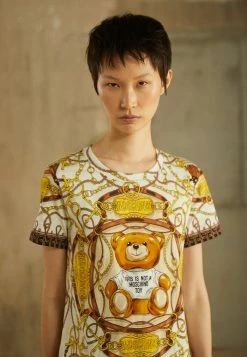 MOSCHINO MILITARY SCARF - Print T-shirt - Fantasy Ivory -MOSCHINO SHOP 73f91c2154e74cd5bcdffb9dae4c6bfa