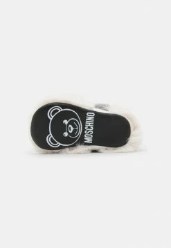 MOSCHINO NEWBORN MARY JANE LETTERING LOGO - First Shoes - White -MOSCHINO SHOP 77fdd910aa2d4737b872fa249b4343b1