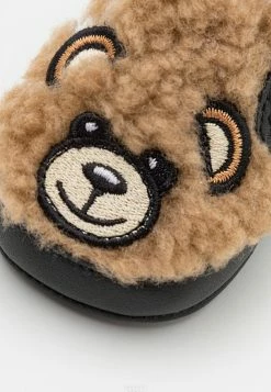 MOSCHINO NEWBORN STRAP TEDDY BEAR DETAILS UNISEX - First Shoes - Brown/black -MOSCHINO SHOP 8b1fe8f045804a13a3f236d8788ec32f