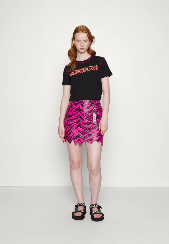 MOSCHINO EMBROIDERED SEASONAL - Print T-shirt - Black 2 MOSCHINO EMBROIDERED SEASONAL - Print T-shirt - Black - Image 2