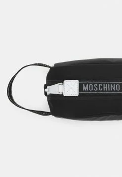 MOSCHINO RECYCLE UNISEX - Wash Bag - Fantasy White 9 MOSCHINO RECYCLE UNISEX - Wash Bag - Fantasy White -MOSCHINO SHOP 9f68d665c79d4af685be34ab924e7822