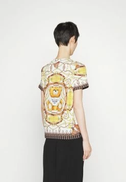 MOSCHINO MILITARY SCARF - Print T-shirt - Fantasy Ivory -MOSCHINO SHOP a2caaa529b2546a2b046a22e1d672e3d