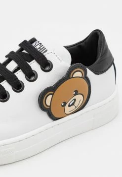 MOSCHINO BOX SOLE LACE TEDDY BEAR PATCH UNISEX - Trainers - White/black -MOSCHINO SHOP a7add5ee9a57472cbe3ebca1569a7db6
