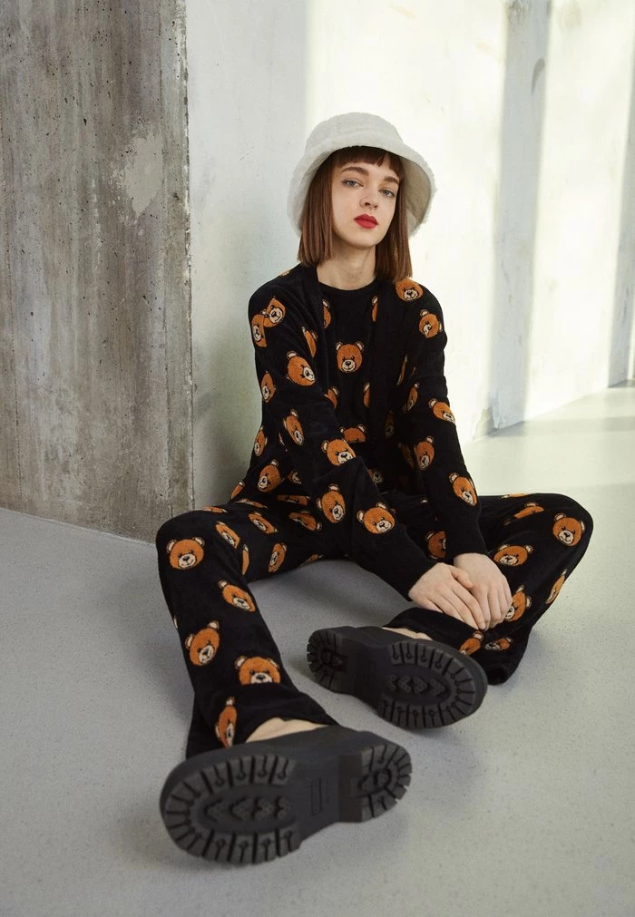 MOSCHINO INTARSIA BEAR - Trousers - Fantasy Black 1 MOSCHINO INTARSIA BEAR - Trousers - Fantasy Black