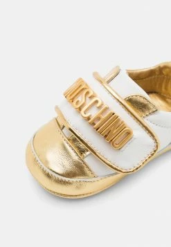 MOSCHINO NEWBORN STRAP LETTERING LOGO - First Shoes - Gold/white -MOSCHINO SHOP b0c67f48860d427593d0ede5fea3a288