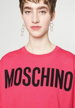 MOSCHINO INSTITUTIONAL LOGOS - Print T-shirt - Fucsia -MOSCHINO SHOP c2f97e4ba09b46ef841fcc6a167284d5