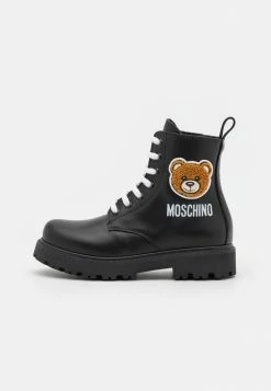 MOSCHINO COMBAT TEDDY BEAR PATCH AND LOGO PRINT - Lace-up Ankle Boots - Black