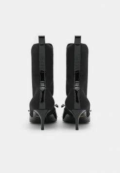 MOSCHINO Classic Ankle Boots - Nero -MOSCHINO SHOP d613cfa32fbb4e3cb07e37ad6ec920b5