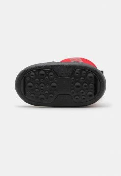 MOSCHINO MAXI LOGO PRINT UNISEX - Winter Boots - Red/black -MOSCHINO SHOP d6dc006c9e05427b90c52f3140879275