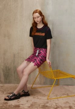 MOSCHINO EMBROIDERED SEASONAL - Print T-shirt - Black