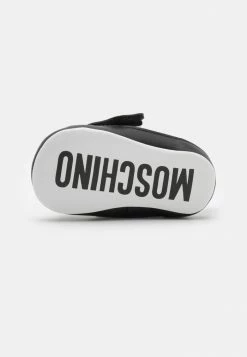 MOSCHINO NEWBORN STRAP TEDDY PATCH UNISEX - First Shoes - White/black -MOSCHINO SHOP e0e35e1034b74ce2b33e08d275ffea63