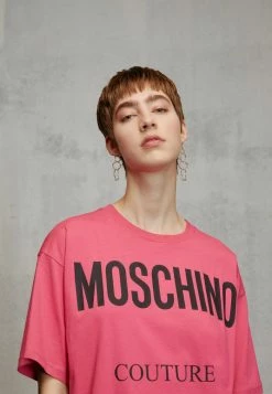 MOSCHINO INSTITUTIONAL LOGOS - Print T-shirt - Fucsia -MOSCHINO SHOP e98062efb0434549b6d7f434a0be4c03