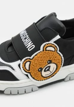 MOSCHINO BOX SOLE STRAP TEDDY BEAR PATCH AND LOGO PRINT UNISEX - Trainers - Black/white -MOSCHINO SHOP ea9d19e851ec4900bdc2ab6df3a43a1d