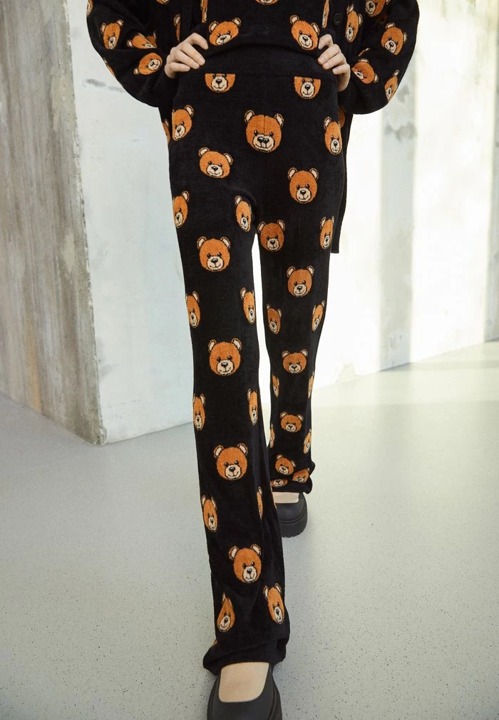 MOSCHINO INTARSIA BEAR - Trousers - Fantasy Black 4 MOSCHINO INTARSIA BEAR - Trousers - Fantasy Black - Image 4