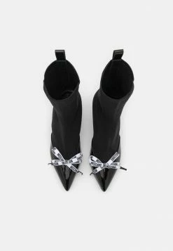 MOSCHINO Classic Ankle Boots - Nero -MOSCHINO SHOP fbe07b7de6a64c1e8f64f3781b3d8405